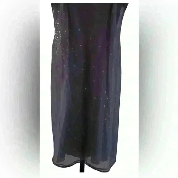 Express World brand size 1/2 woman's dress. Thin straps, 3 layers.
Zip back > - Picture 8 of 12